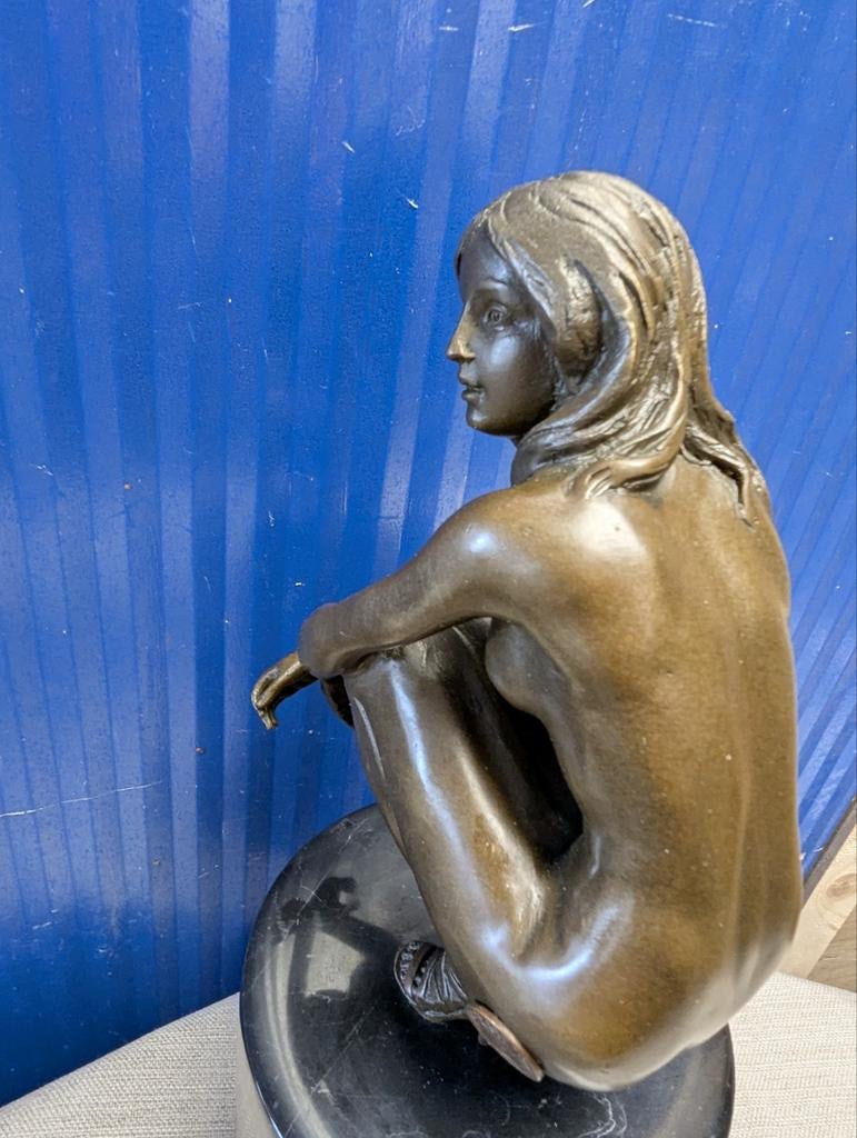 Bronzen beeld van hurkende vrouw op marmeren sokkel, Antiek en Kunst, Ophalen of Verzenden, Brons, 20 - 50 cm, Op sokkel