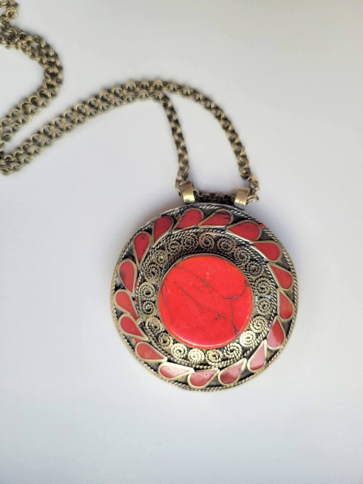Unieke Vintage etnische ketting met grote hanger met howliet, Sieraden, Tassen en Uiterlijk, Verzenden, Rood, Overige materialen