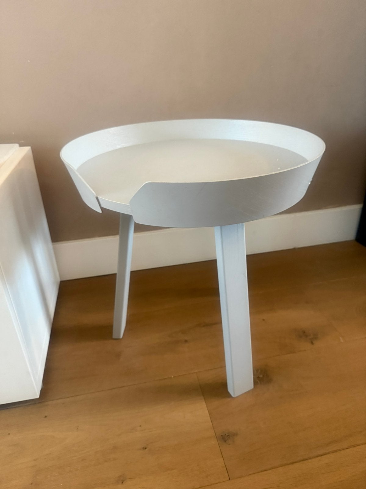 Muuto bijzet tafel grijs, Huis en Inrichting, Tafels | Bijzettafels, Minder dan 55 cm, Rond, Zo goed als nieuw, Ophalen