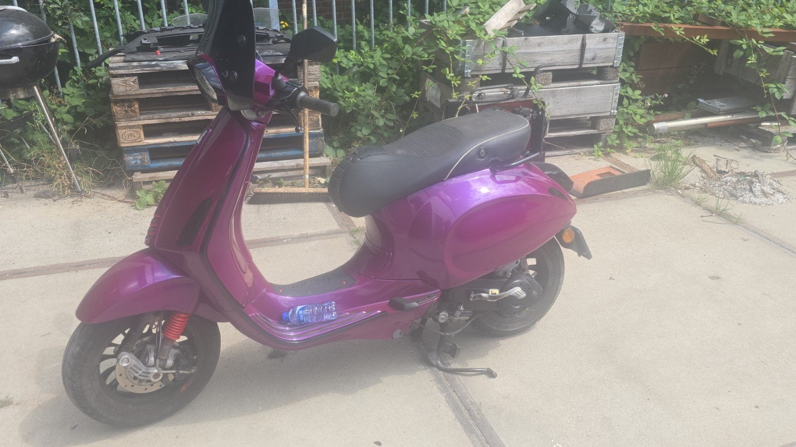 Vespa Sprint Blauw Kenteken - Unieke Paarse Kleur!, Fietsen en Brommers, Scooters | Vespa, Ophalen, Overige modellen, Zo goed als nieuw