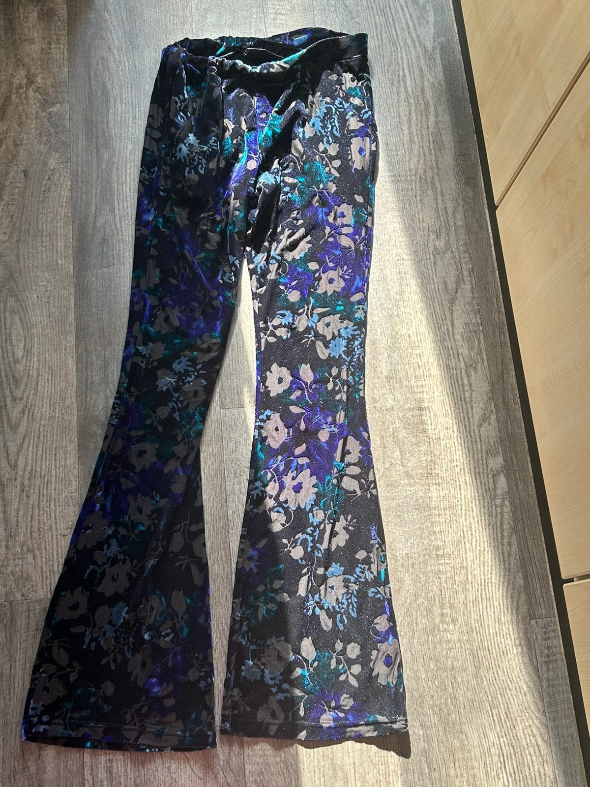 Colourful Rebel flared pants fluweel blauwe bloem, maat L, Kleding | Dames, Blauw, Maat 42/44 (L), Nieuw, Ophalen of Verzenden