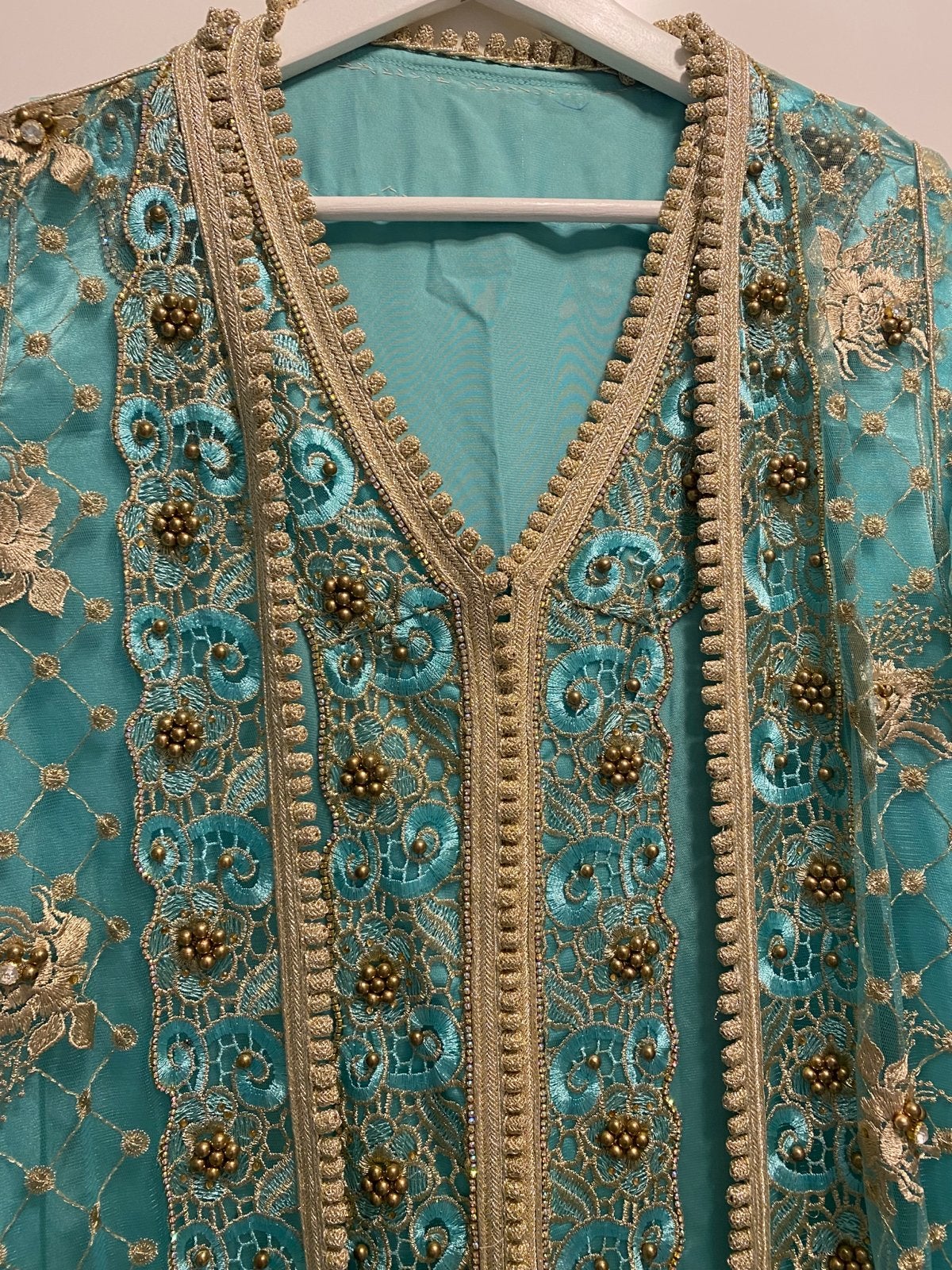 Nieuwe, rijk bewerkte bruids Takshita in turquoise, Ophalen of Verzenden, Nieuw, Overige kleuren, Trouwjurk
