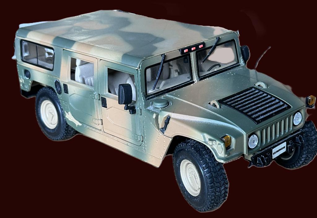 Humvee ( Hummer H1) in militaire camouflage-uitvoering 1:18, Hobby en Vrije tijd, Modelauto's | 1:18, Ophalen, Zo goed als nieuw
