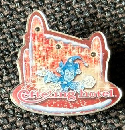 Efteling pin Hotel, Ophalen of Verzenden, Zo goed als nieuw, Button of Speldje