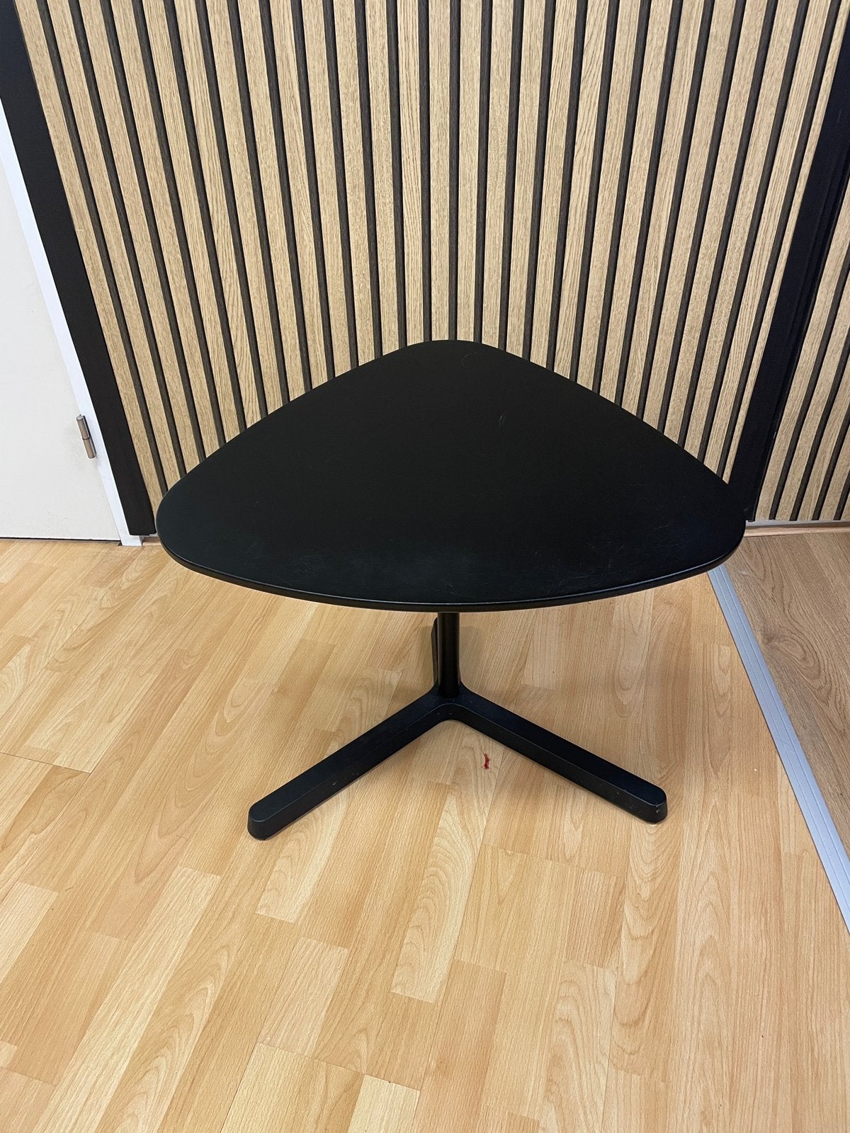 Ikea Svartasen laptoptafel - zwart, Huis en Inrichting, Tafels | Bijzettafels, Minder dan 55 cm, Rond, Zo goed als nieuw, Ophalen