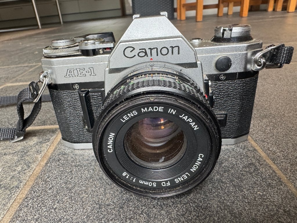 CANON AE1 + 3 canon lenzen 28 50 70-210 mm, Ophalen, Gebruikt, Spiegelreflex, Canon