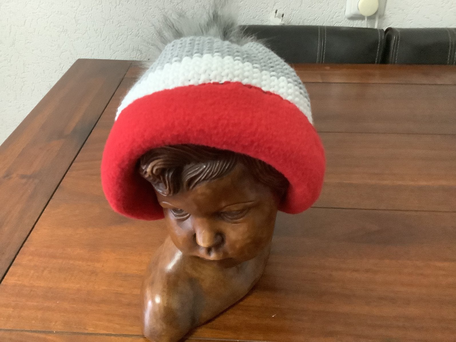 MUTS.     :    rood / grijs/ wit.   met.    PomPom., Verzenden, Nieuw, Muts