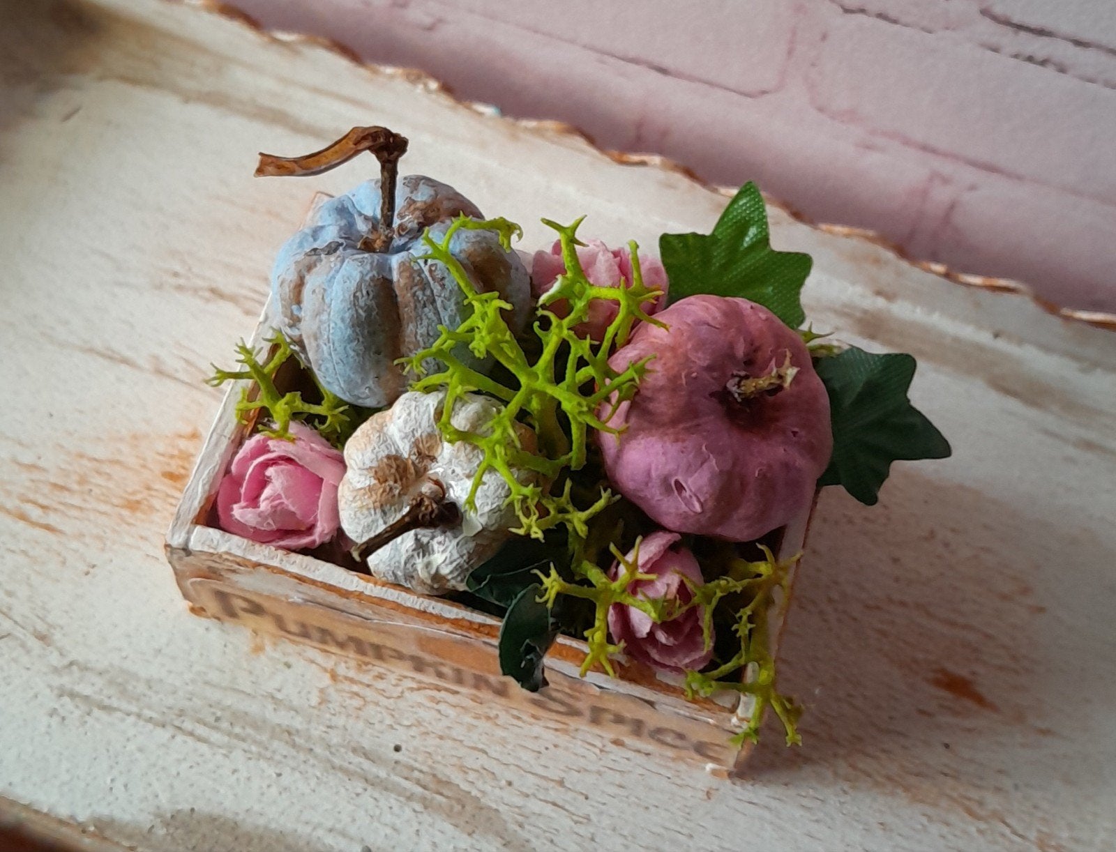 🎃PPH 1.12 EEN DONKER HOUTEN KRAT MET POMPOENTJES 🎃, Ophalen of Verzenden, Poppenhuis