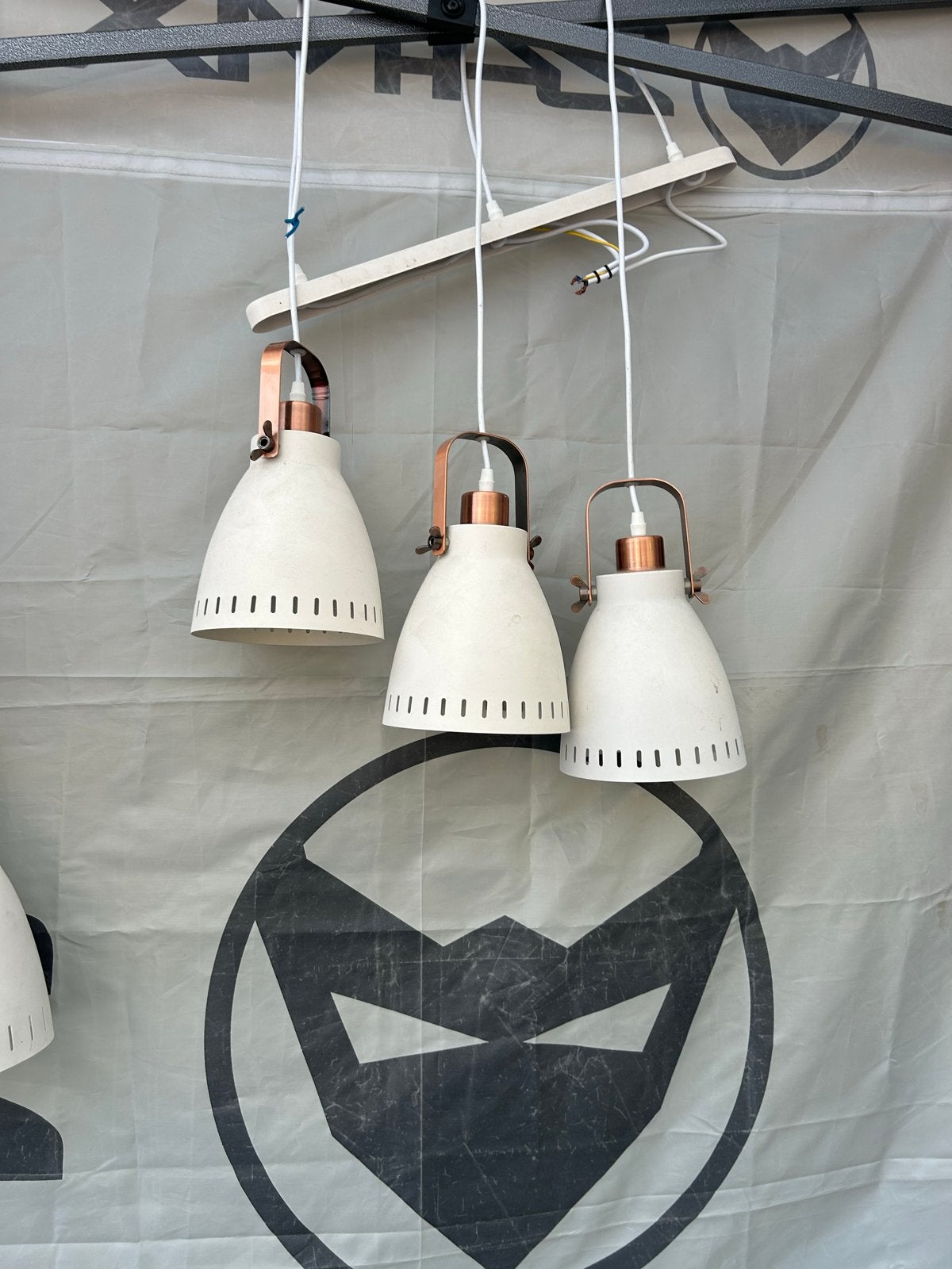 Set van 3 moderne hanglampen - wit met koperaccenten, Ophalen of Verzenden, Gebruikt, Metaal, E27 (groot)
