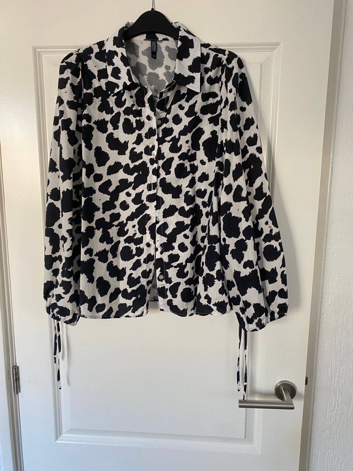 Zwart-witte blouse van Ladiesfashion maat 40, Kleding | Dames, Ophalen of Verzenden, Zo goed als nieuw, Maat 38/40 (M), Zwart