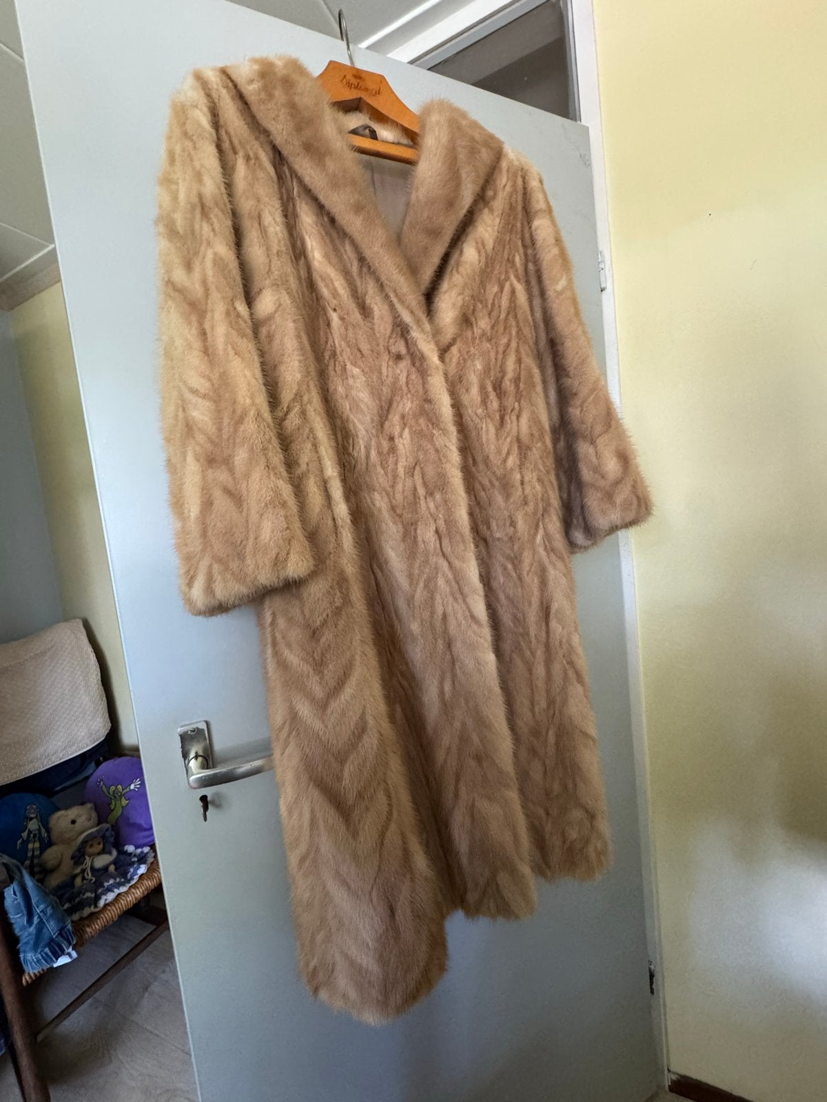 Luxe nerts bontjas - T. Ropp Nijmegen, Kleding | Dames, Ophalen, Zo goed als nieuw, Maat 42/44 (L), Beige