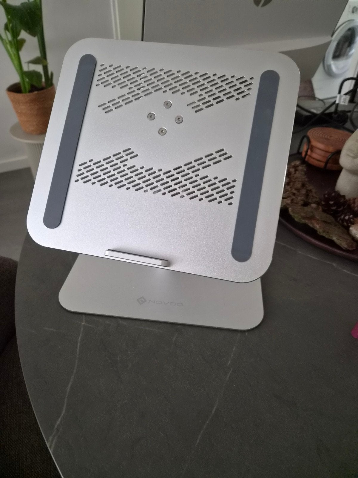Verstelbare laptopstandaard - Ergonomisch en stevig, Computers en Software, Laptopstandaarden, Ophalen, Zo goed als nieuw