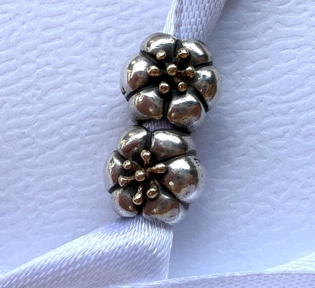 2 Pandora Bloembedels goud met zilver, Sieraden, Tassen en Uiterlijk, Pandora, Ophalen of Verzenden, Zo goed als nieuw, 2 of 3 bedels