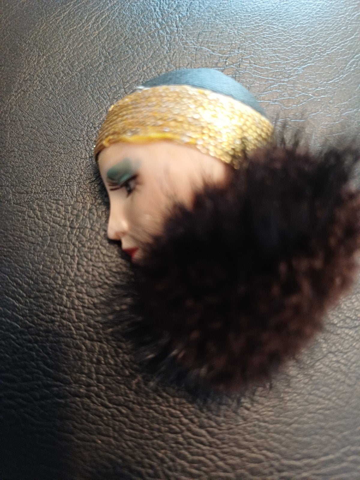 Vintage broche met echt bont en gouden accenten, Overige materialen, 4 tot 7 cm, Gebruikt, Zwart