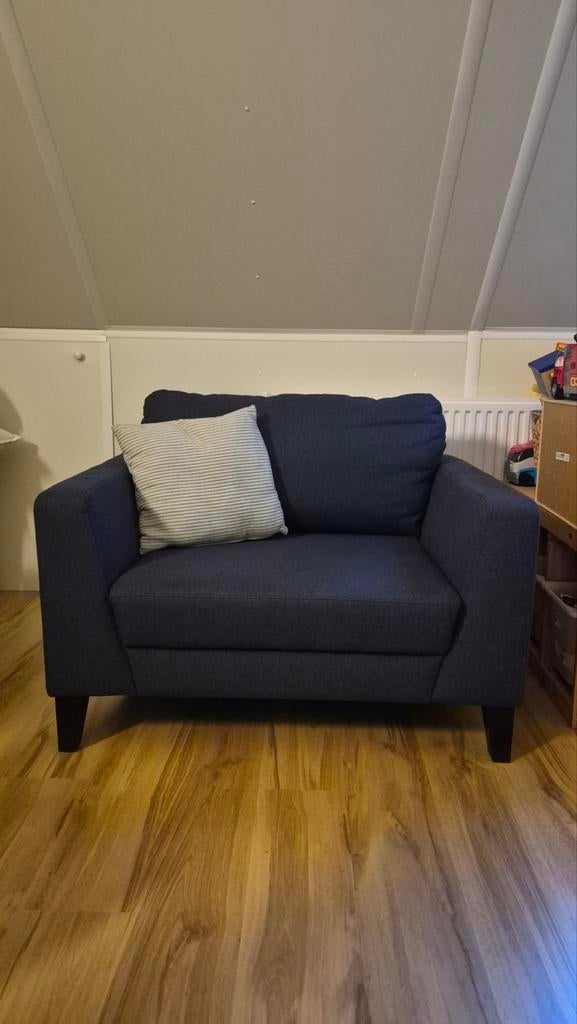 Donkerblauwe loveseat/ fauteuil, Huis en Inrichting, Fauteuils, Zo goed als nieuw, Stof, 75 tot 100 cm, Ophalen of Verzenden