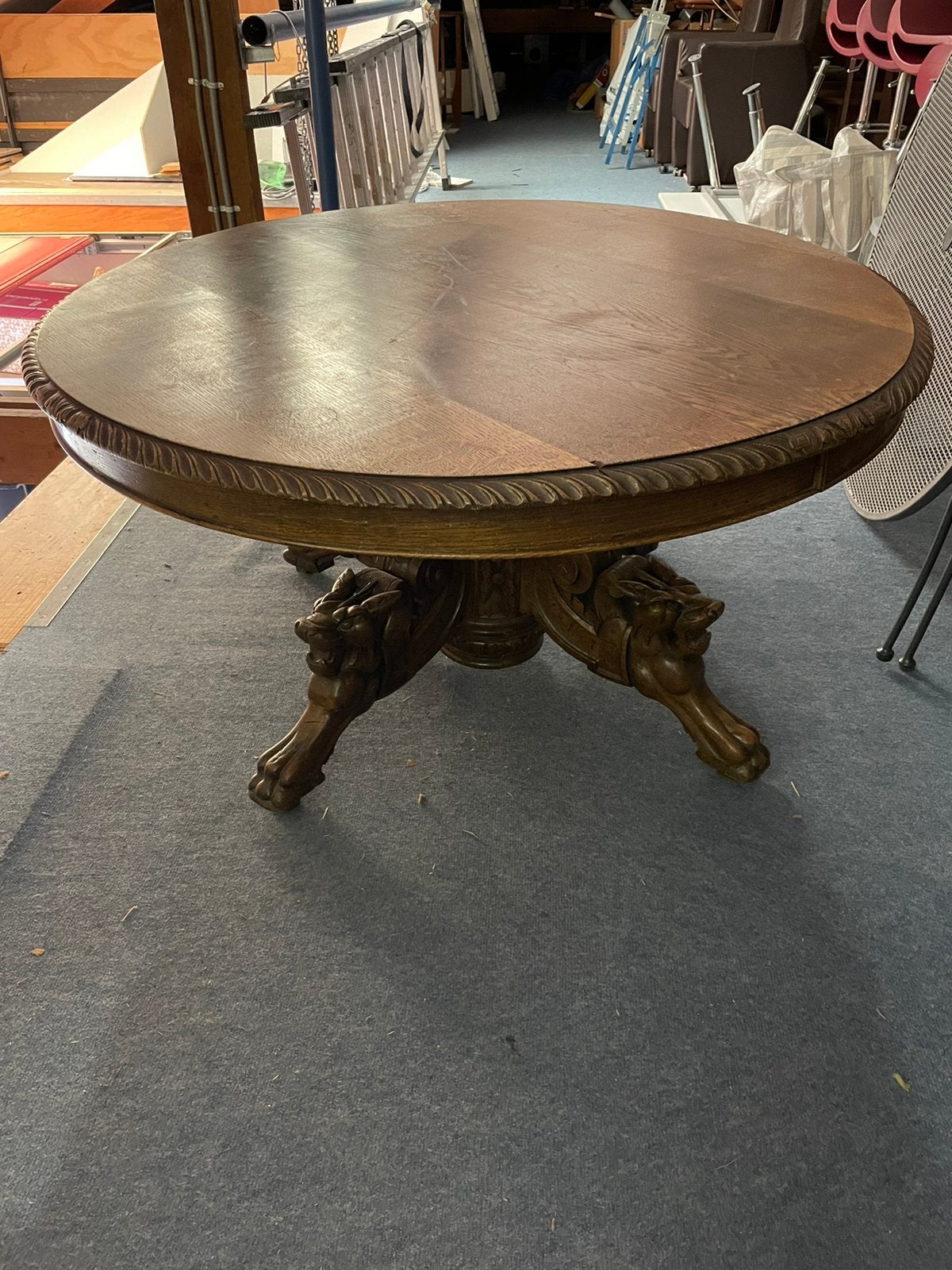 Antieke ronde tafel met vier leeuwenpoten, Ophalen