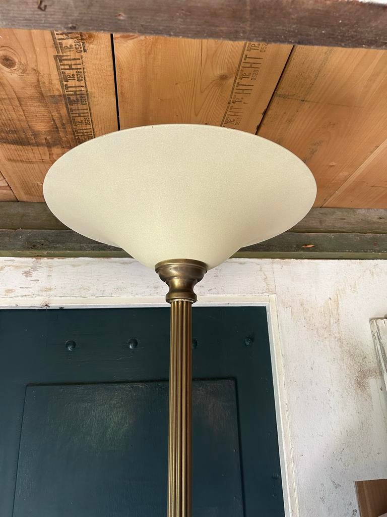 Staande lamp met goudkleurige stang en crèmekleurige kap, Huis en Inrichting, Ophalen, Gebruikt, Metaal, 150 tot 200 cm