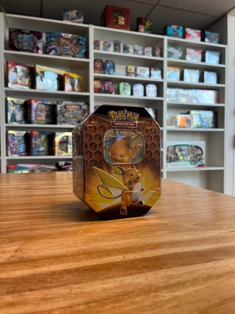 Pokémon Hidden Fates Raichu GX Tin, Hobby en Vrije tijd, Verzamelkaartspellen | Pokémon, Ophalen of Verzenden, Nieuw