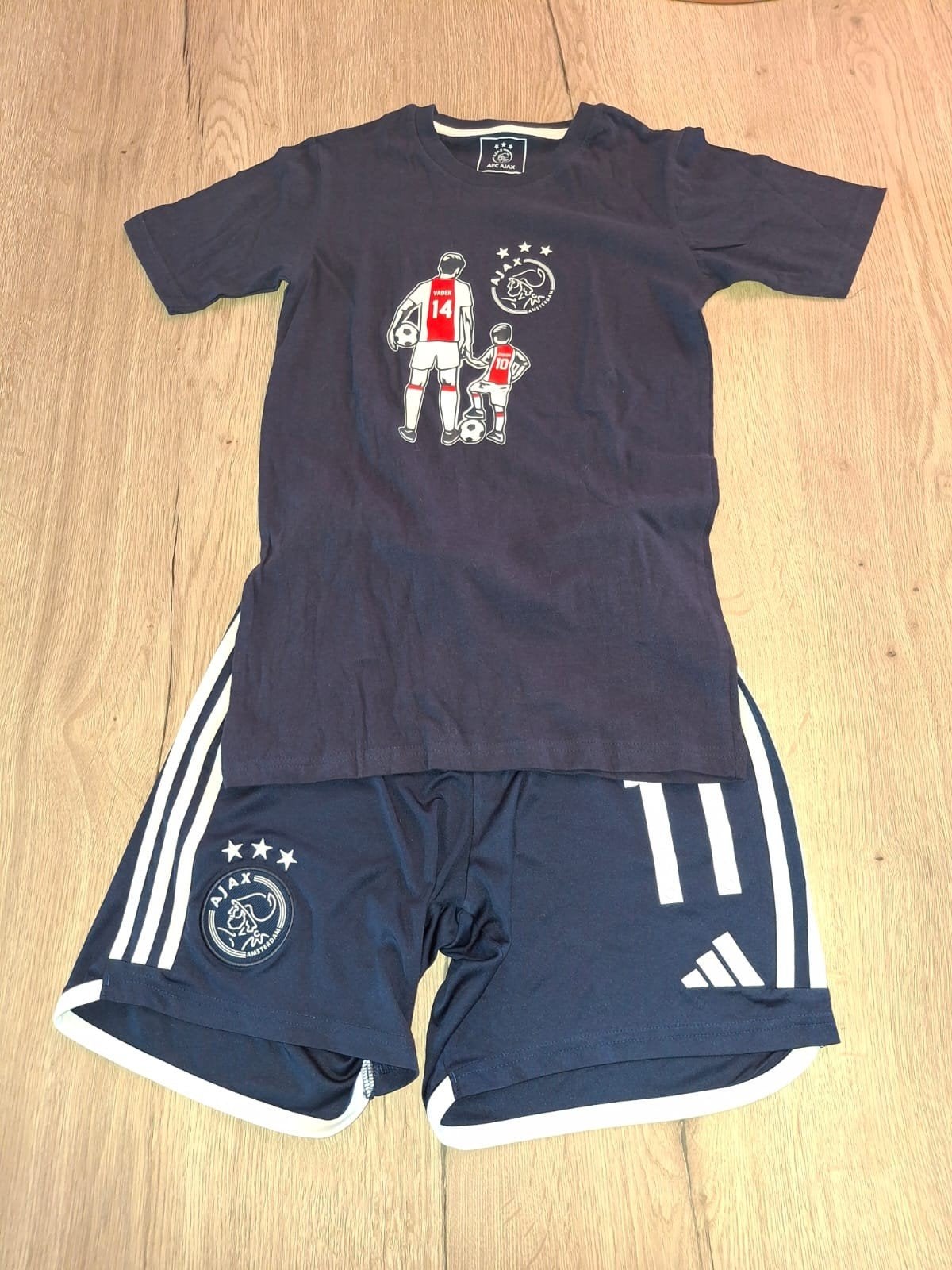 Ajax voetbalsetje - Shirt en korte broek, Gebruikt, Adidas / Ajax, Verzenden, Setje