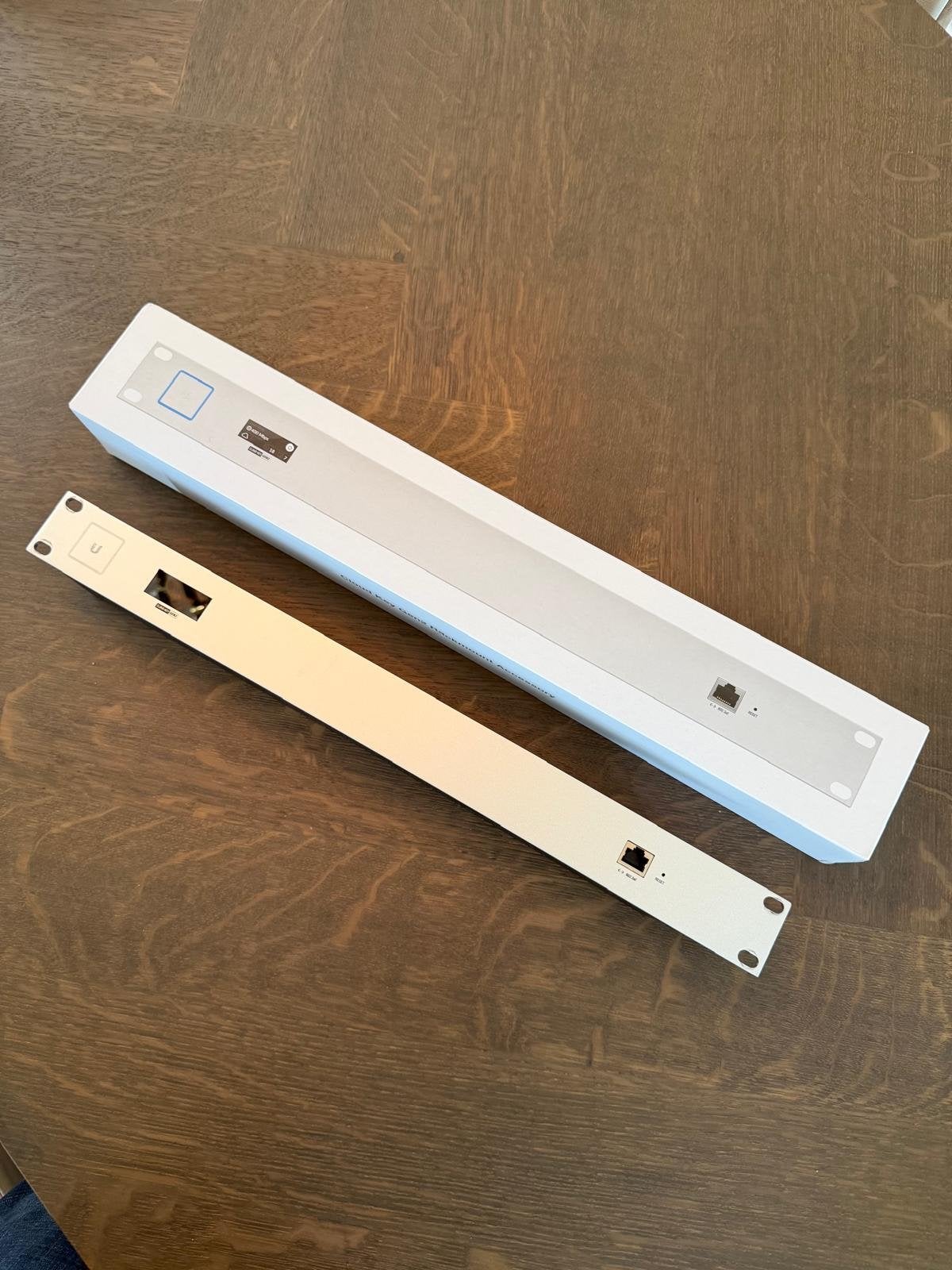Ubiquiti Cloud Key Gen2 Rackmount Kit 19 inch, Computers en Software, Netwerk switches, Ophalen of Verzenden, Zo goed als nieuw
