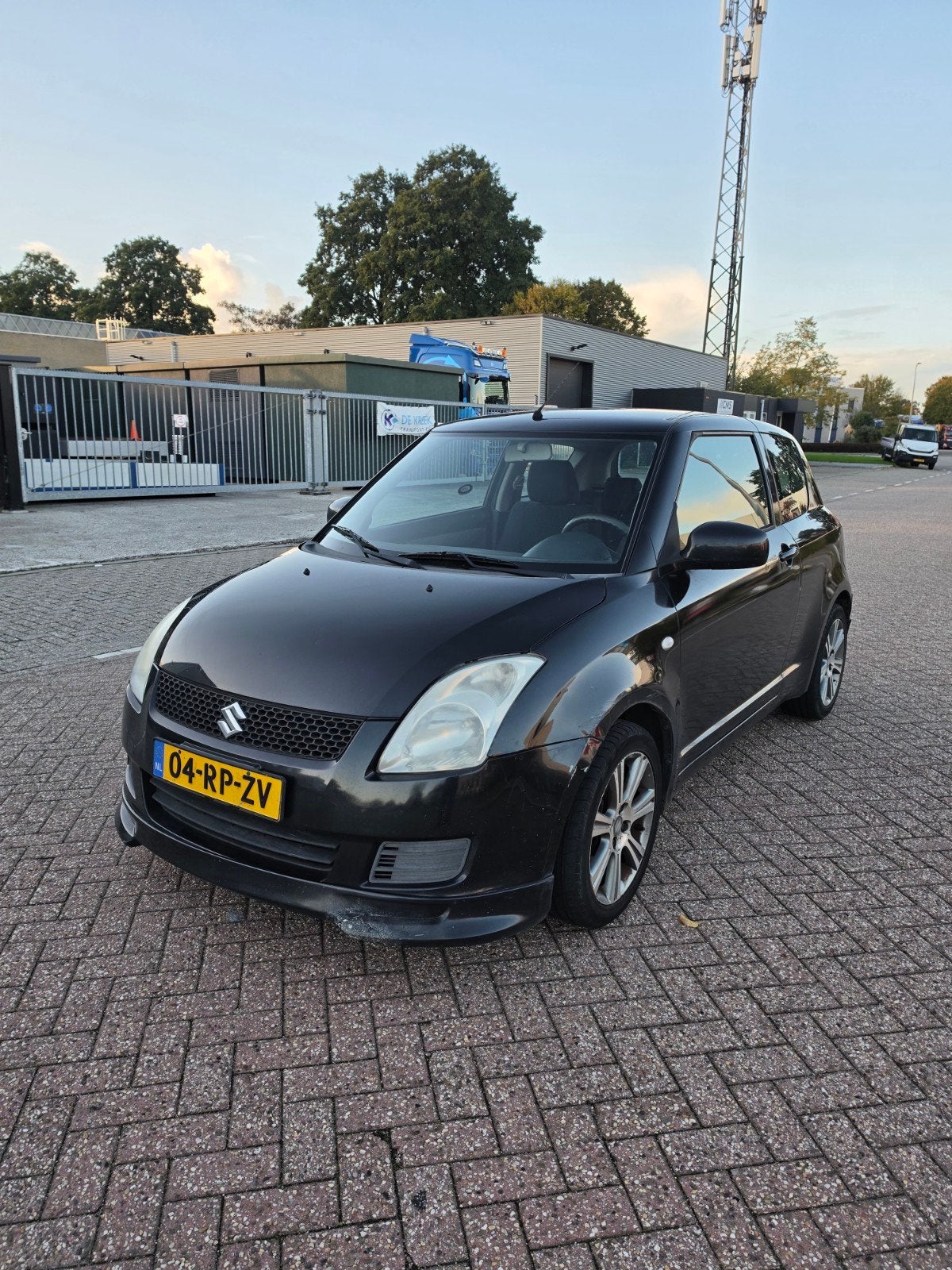 Suzuki Swift 1.3 3D 2005 Zwart, Auto's, Stof, 31 €/maand, Origineel Nederlands, Handgeschakeld
