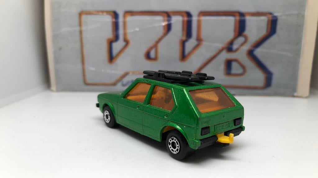 269 vw Volkswagen Golf mk1 met surfplanken Matchbox VAVB, Hobby en Vrije tijd, Modelauto's | Overige schalen, Ophalen of Verzenden