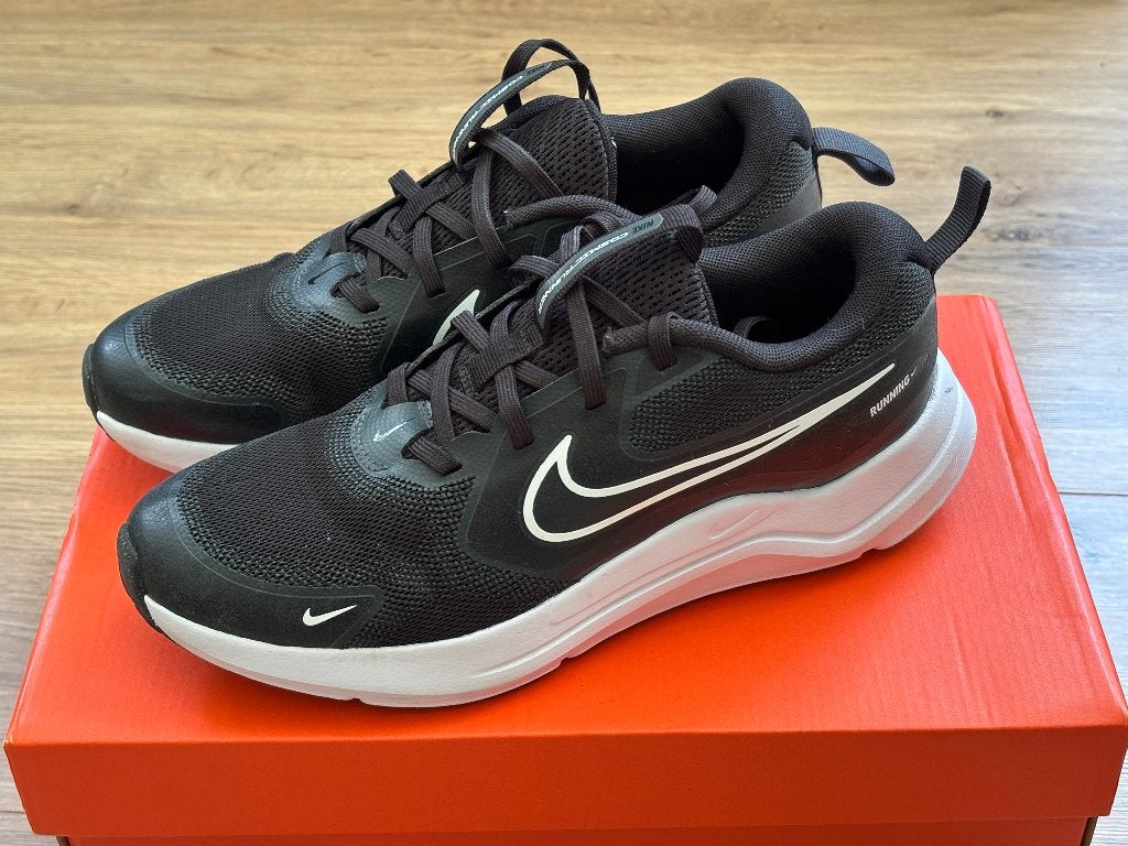 Nike Cosmic Runner - Maat 38,5 / UK 5,5, Ophalen of Verzenden, Zo goed als nieuw, Hardlopen, Hardloopschoenen