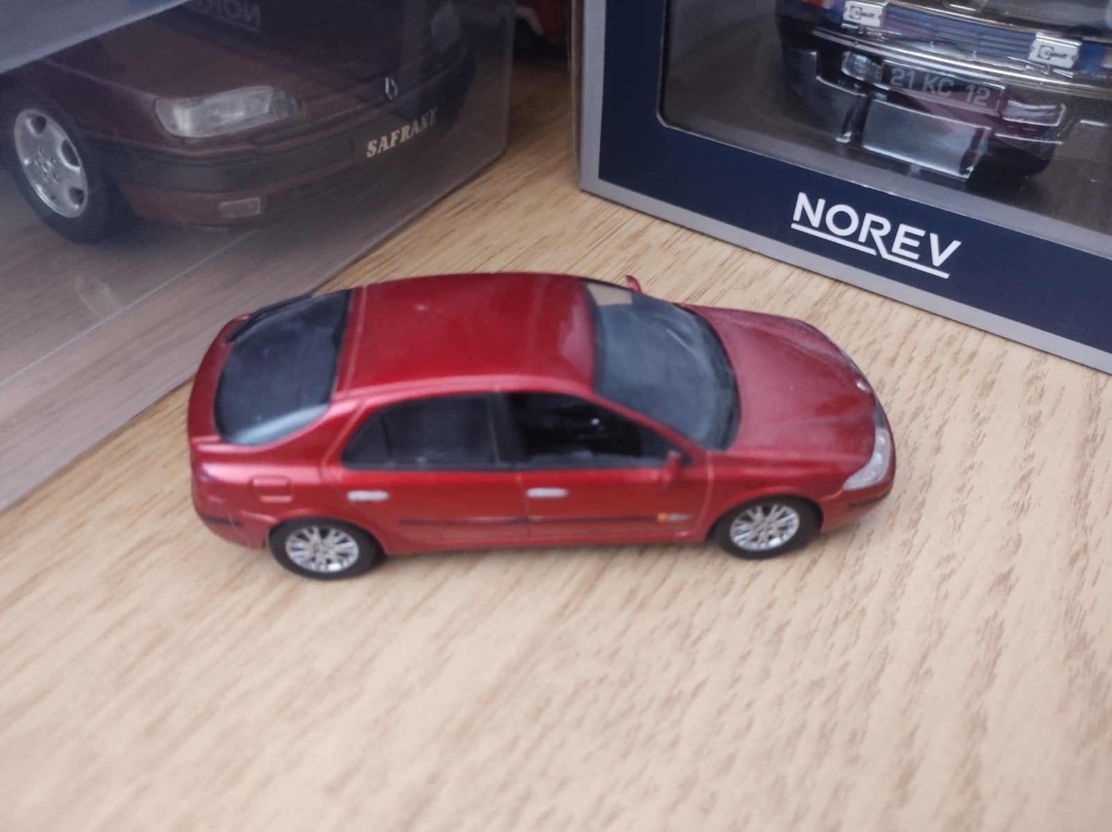 Renault Laguna 1:43 modelauto - Rood - Gebruikt, Hobby en Vrije tijd, Modelauto's | 1:43, Ophalen of Verzenden, Gebruikt, Auto