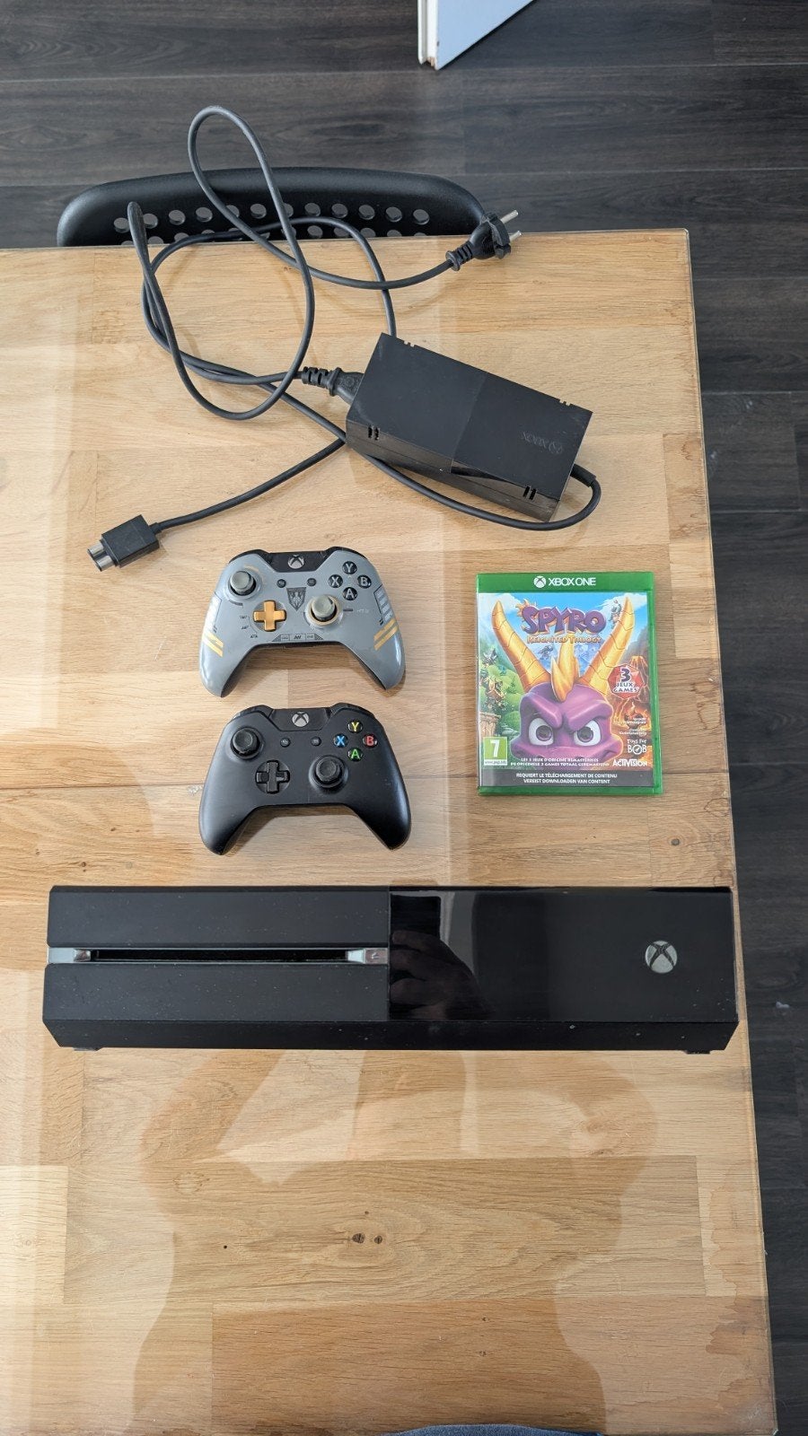 Xbox One met 2 controllers en Spyro Reignited Trilogy, Ophalen of Verzenden, Gebruikt, 500 GB, Met 2 controllers
