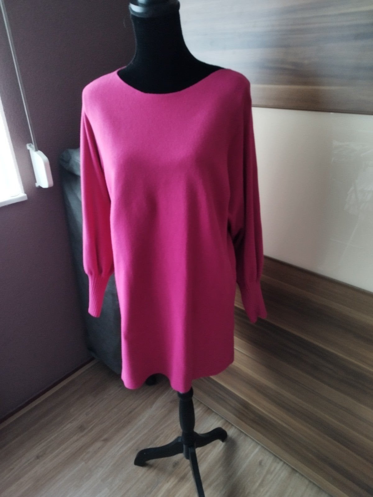 Mooie fuchsia trui met sierknoopjes, maat 44/46, Kleding | Dames, Verzenden