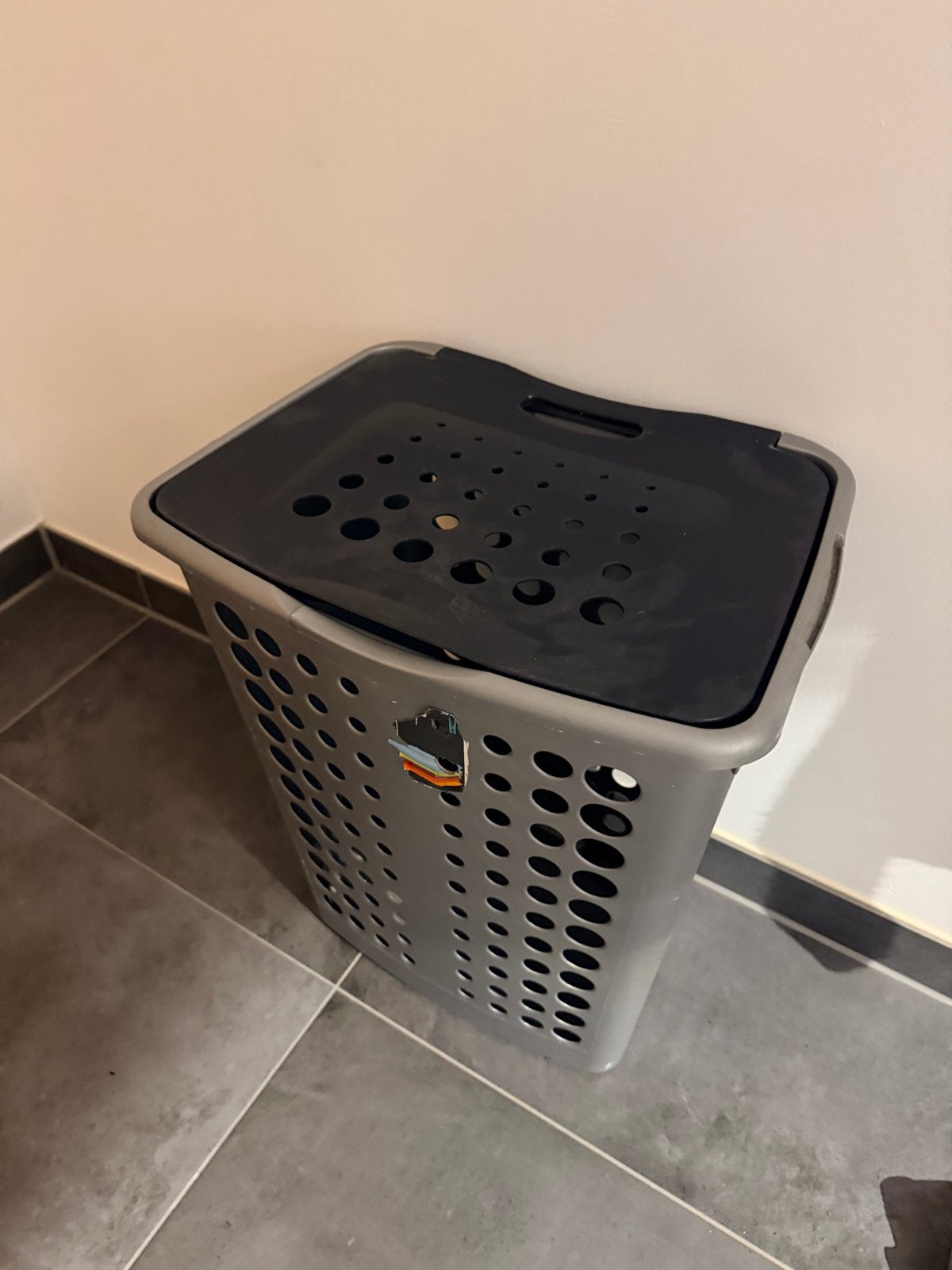 Wasmand met deksel - 58 cm hoog - Grijs/Zwart, Witgoed en Apparatuur, Ophalen, Gebruikt, Minder dan 85 cm