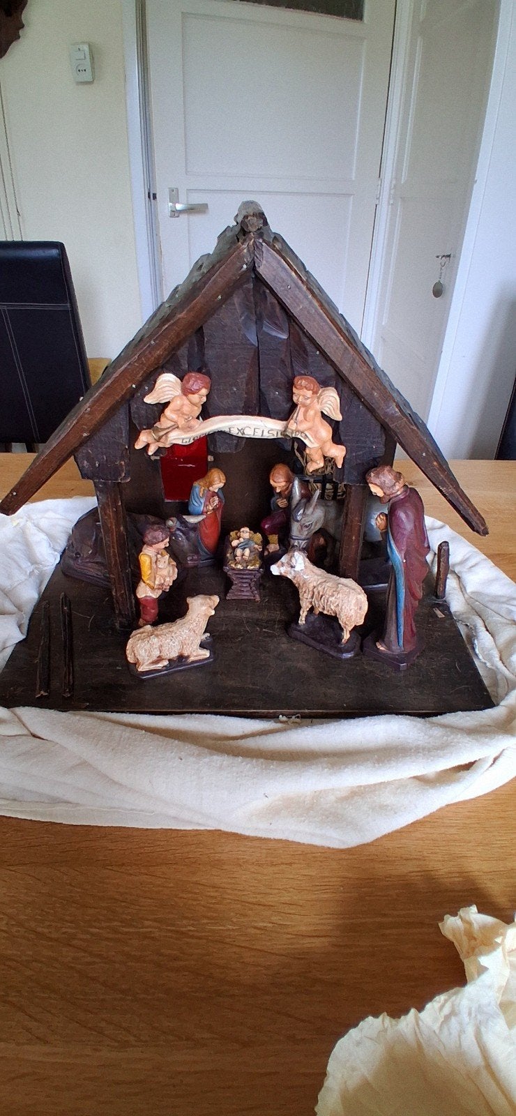 HANDGEMAAKTE KERSTSTAL MET HANDGEMAAKTE BEELDJES, Diversen, Ophalen, Gebruikt
