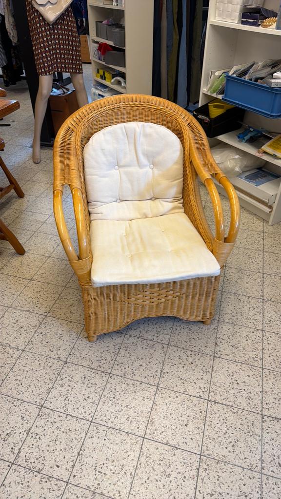 Comfortabele rieten stoel met kussen, Huis en Inrichting, Stoelen, Ophalen, Overige kleuren, ., Riet of Rotan