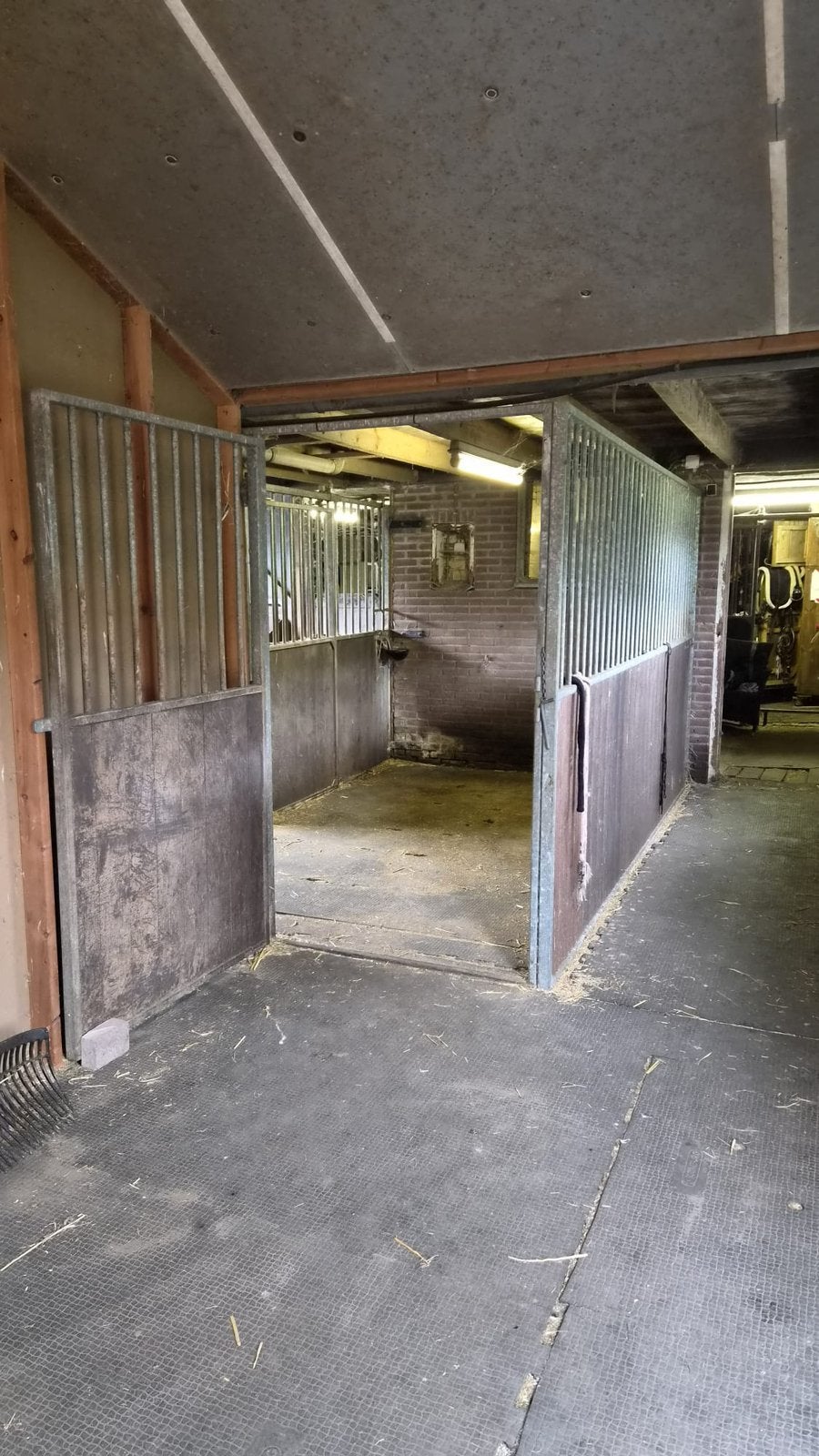 Gebruikte paardenboxen inclusief waterbakjes, Stalling, 2 of 3 paarden of pony's