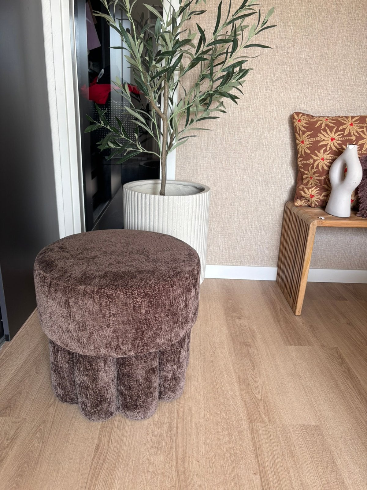 Bruine poef karwei (okki) als nieuw!, Huis en Inrichting, Banken | Voetenbanken en Poefen, Ophalen, Zo goed als nieuw, Rond, Minder dan 50 cm