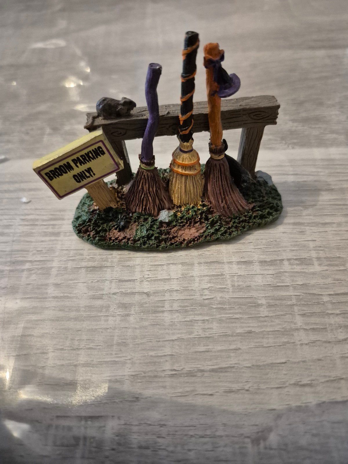 Lemax halloween spooky town broom parking rack, Verzamelen, Poppetjes en Figuurtjes, Ophalen of Verzenden, Zo goed als nieuw