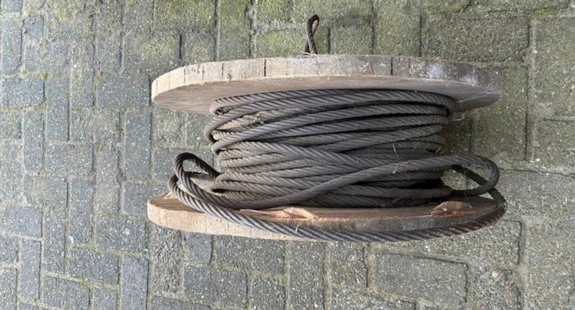 Stalen kabel op haspel - Ruim 30 meter, Ophalen, Gebruikt