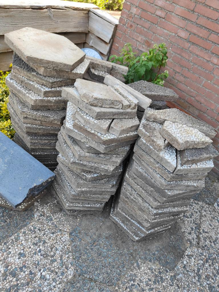 Gratis 6 hoekige grindtegels, Tuin en Terras, Tegels en Klinkers, Ophalen, Gebruikt, 10 m² of meer, Beton