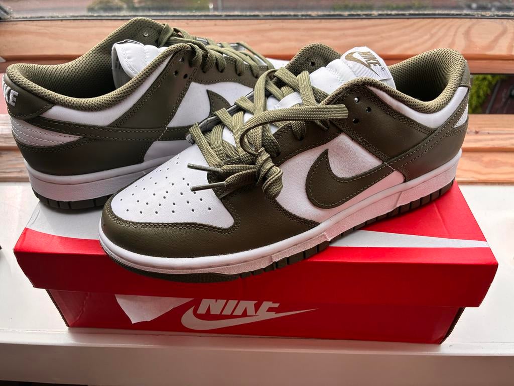 Nike Dunk Low Medium Olive (W) - Maat 42, Kleding | Dames, Schoenen, Nieuw, Sneakers of Gympen, Groen, Ophalen of Verzenden