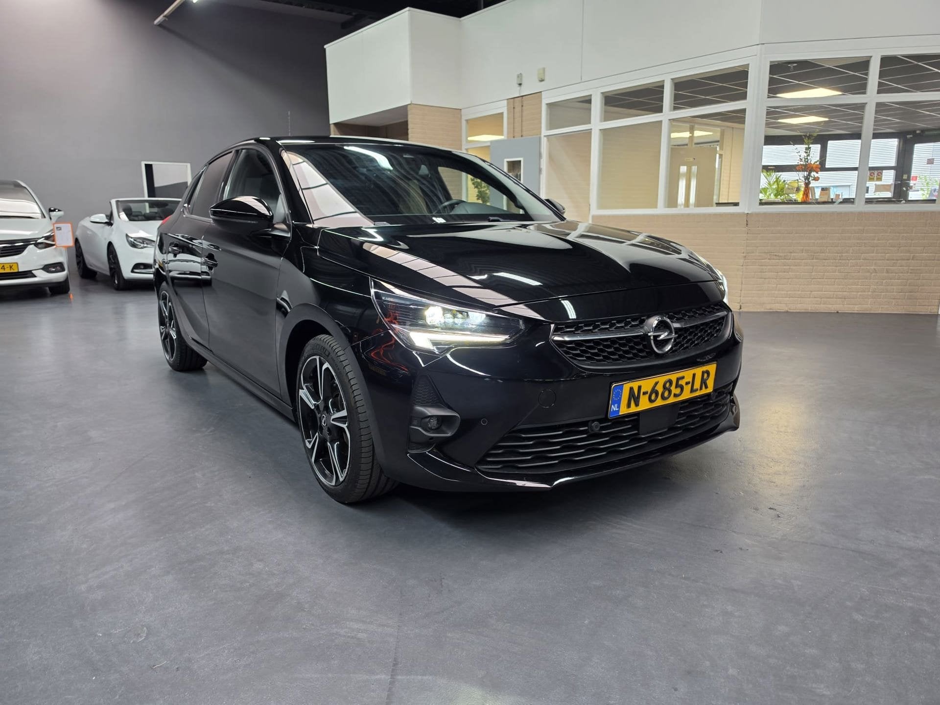 Opel Corsa 1.2 Ultimate MASSAGE LED XL SCHERM STOEL/STUURVER, Auto's, Dealer onderhouden, 101 pk, Gebruikt, Euro 6