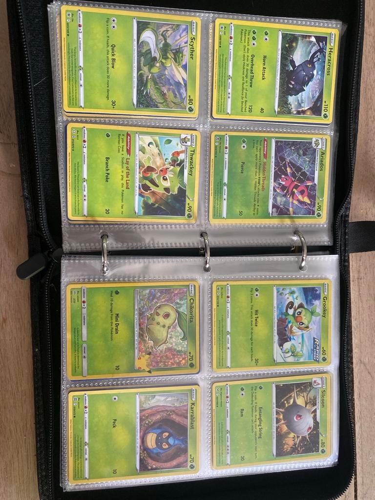 Pokémon Kaarten Verzameling - Diverse Kaarten in Map, Ophalen of Verzenden, Zo goed als nieuw