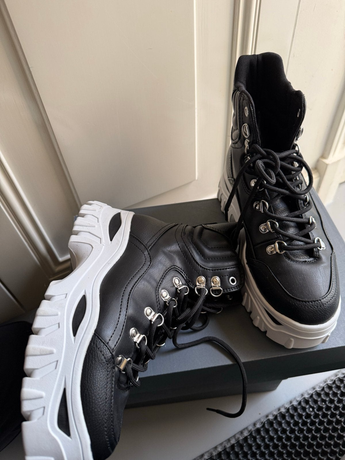 Guess Zwarte Sneakers met Dikke Zool - Maat 37, Ophalen of Verzenden, Zo goed als nieuw, Zwart, Sneakers of Gympen