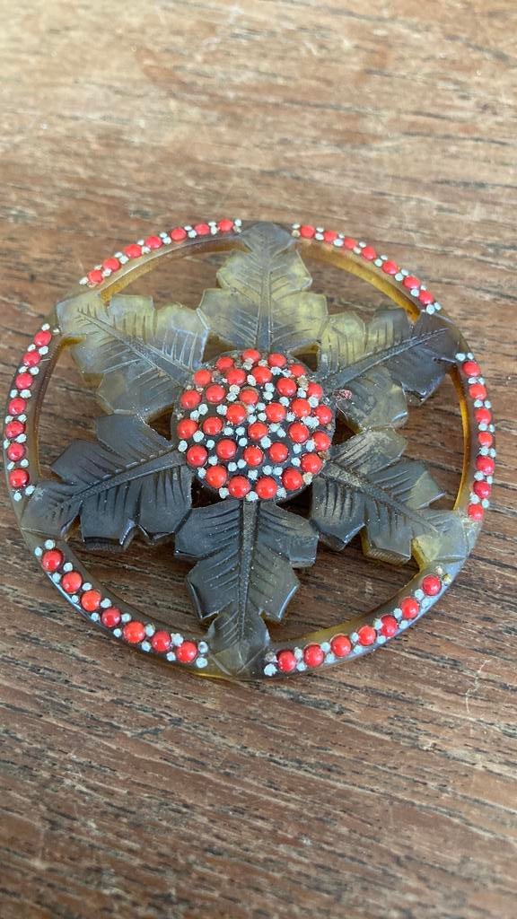 Vintage uitgesneden hoorn broche, Sieraden, Tassen en Uiterlijk, Ophalen of Verzenden, Overige materialen, Broche