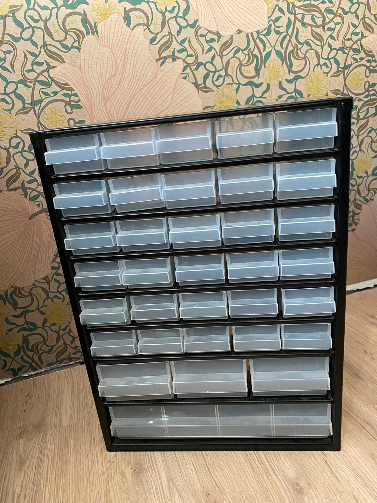 Zwart metalen ladenkastje voor kralen of spijkers/schroeven, Ophalen, Zo goed als nieuw