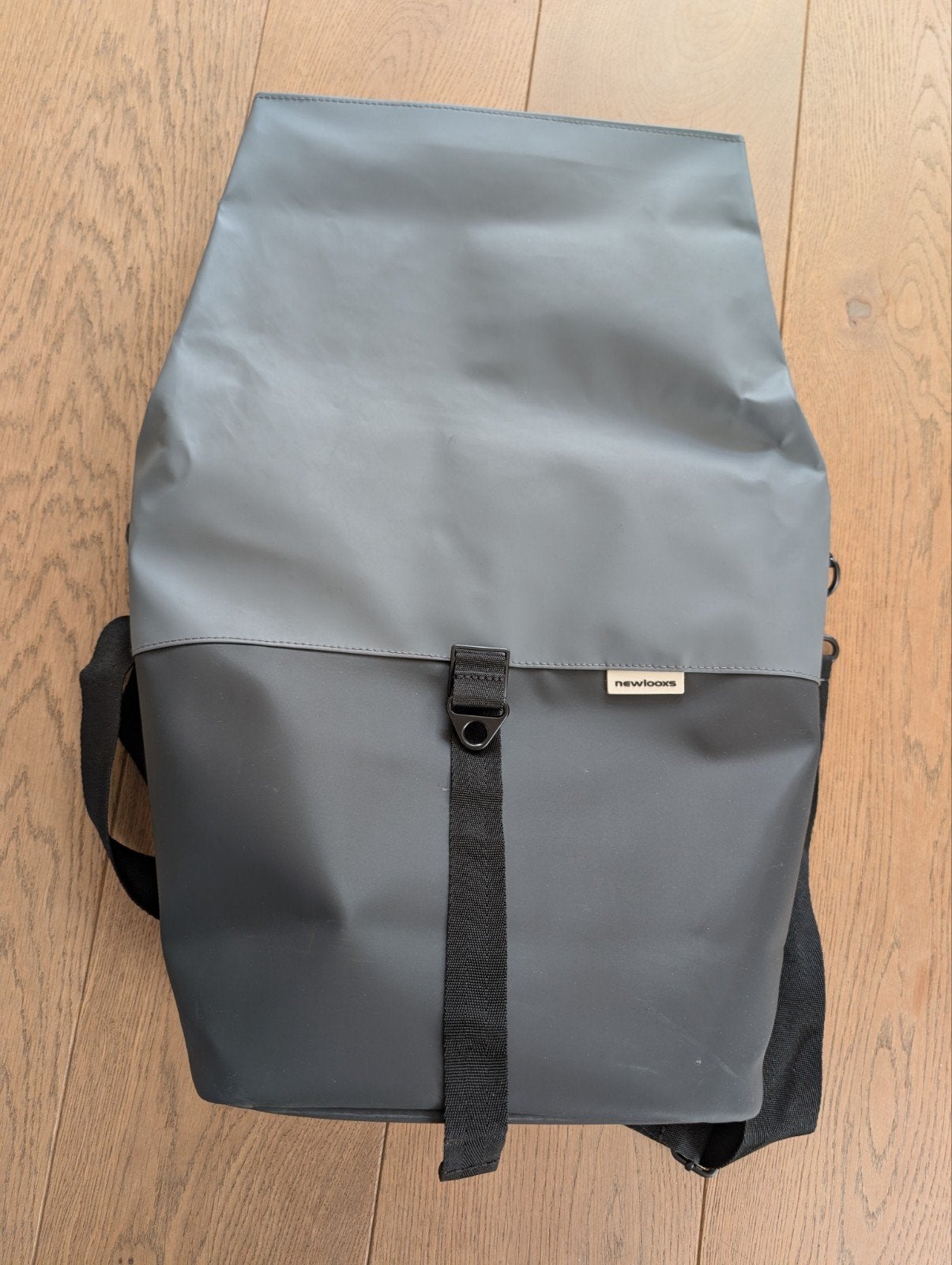Newlooxs Fietstas/Rugzak - Grijs/Zwart, Waterdicht, Sieraden, Tassen en Uiterlijk, 25 tot 40 cm, Zo goed als nieuw, Waterdicht
