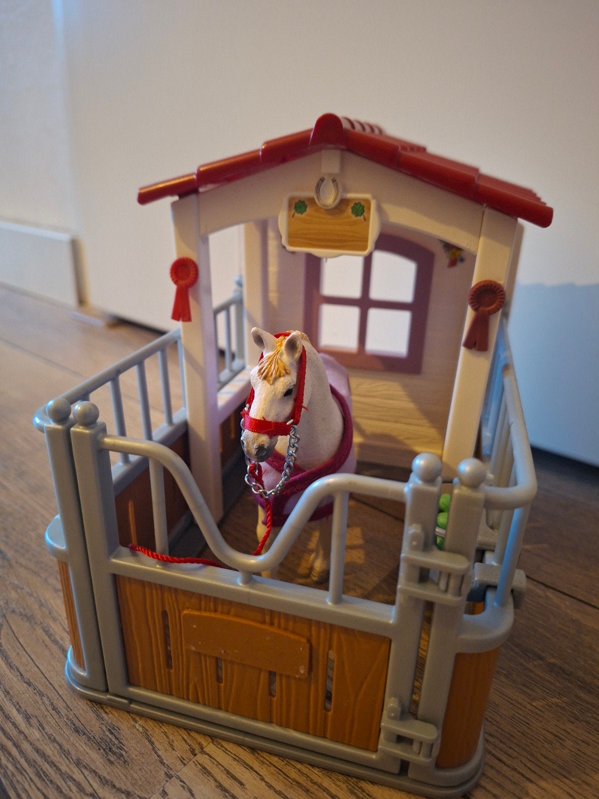 Schleich paardenstal met paard en accessoires, Ophalen, Zo goed als nieuw, Jongen of Meisje
