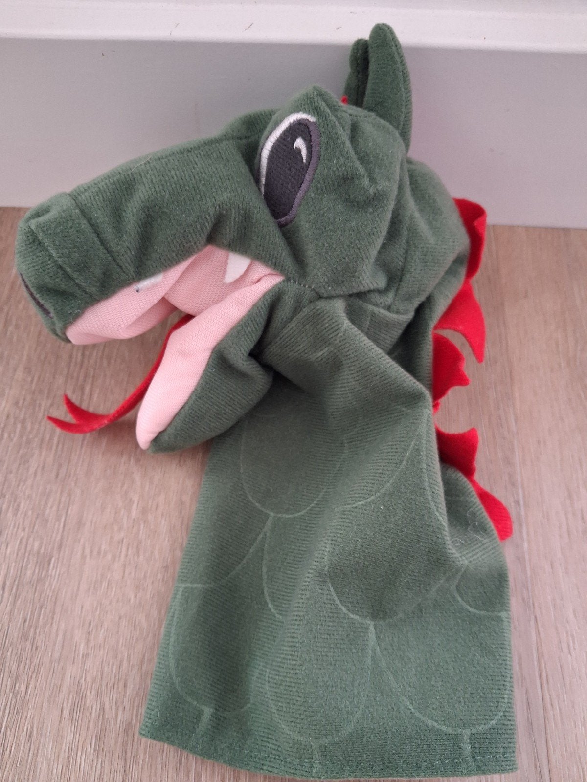 Knuffel handpop draak Ikea Fantasivarld groen rood L1908, Ophalen of Verzenden, Zo goed als nieuw