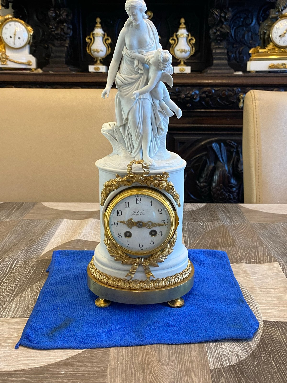 Antieke Franse Porseleinen Klok met Beeld van Vrouw en Cupid, Antiek en Kunst, Antiek | Klokken, Ophalen of Verzenden