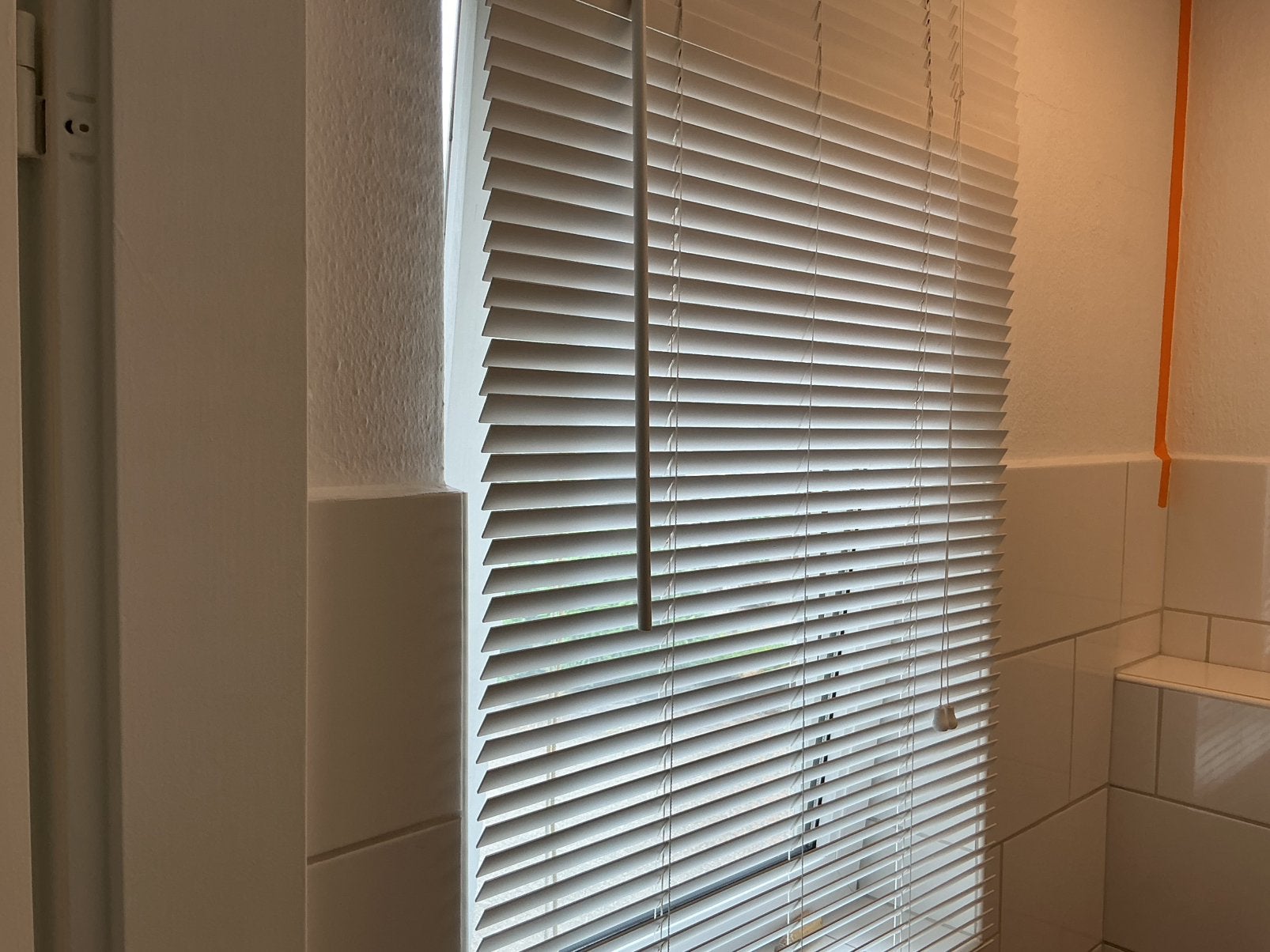 Wit houten luxaflex, Huis en Inrichting, Stoffering | Gordijnen en Lamellen, Ophalen, Wit, 50 tot 100 cm