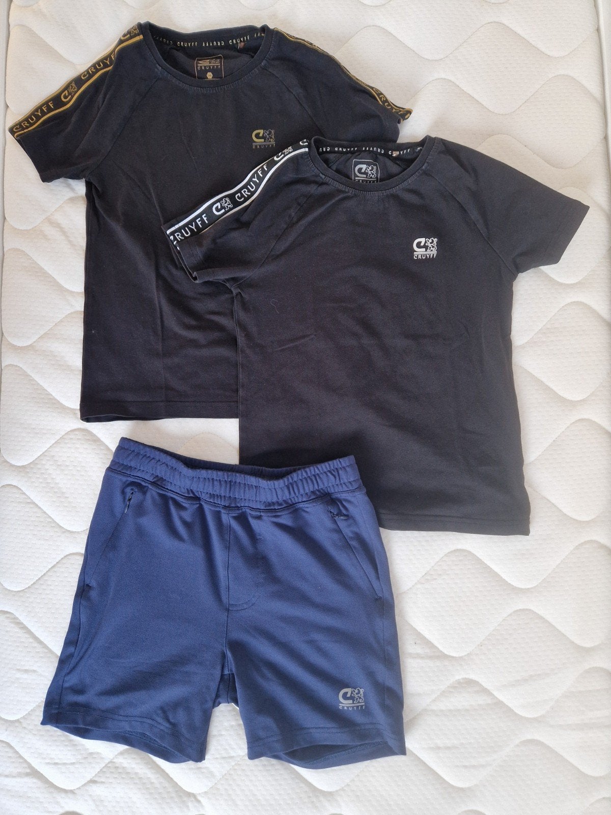 Cruyff kleding set: 2 T-shirts en 1 korte broek maat 140, Ophalen of Verzenden, Gebruikt, Cruyff, Jongen